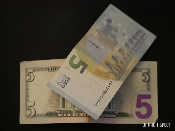 Прогноз по валютам: эксперты ждут падения доллара. До какого уровня?