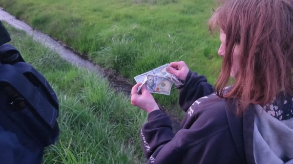 Очень странные дела. Мужчина разбросал из машины на ходу $200 тысяч