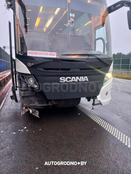 Автобус «Варшава - Гродно» врезался в полицию и пожарную возле Белостока. Первые подробности