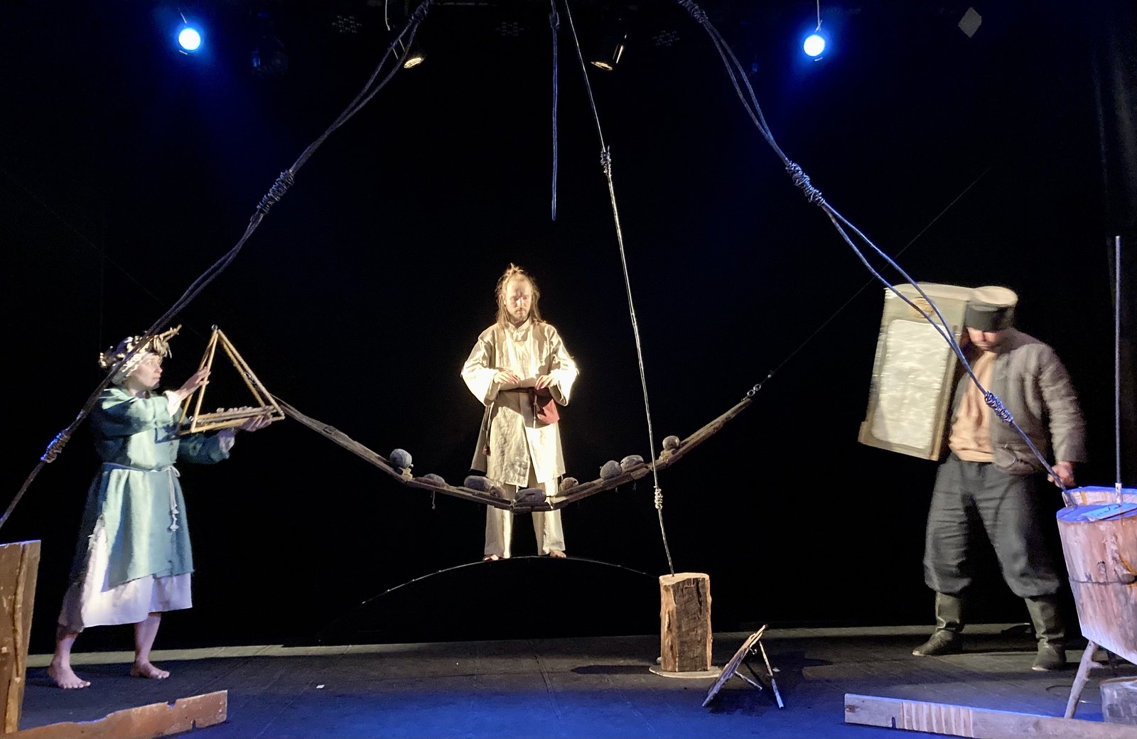 «Кацёл з каменьчыкамі» Уладзіміра Караткевіча – прэм’ера і дэбют у Тэатры «Лялька» «Кацёл з каменьчыкамі» Уладзіміра Караткевіча – прэм’ера і дэбют у Тэатры «Лялька»