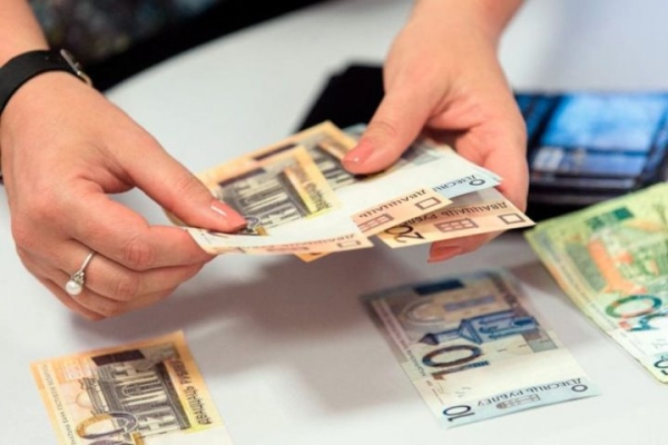 Обязан ли работник вернуть излишне выплаченную зарплату? Отвечает Минтруда