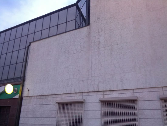 Трещины на штукатурке вследствие усталостного разрушения армирующего слоя системы утепления