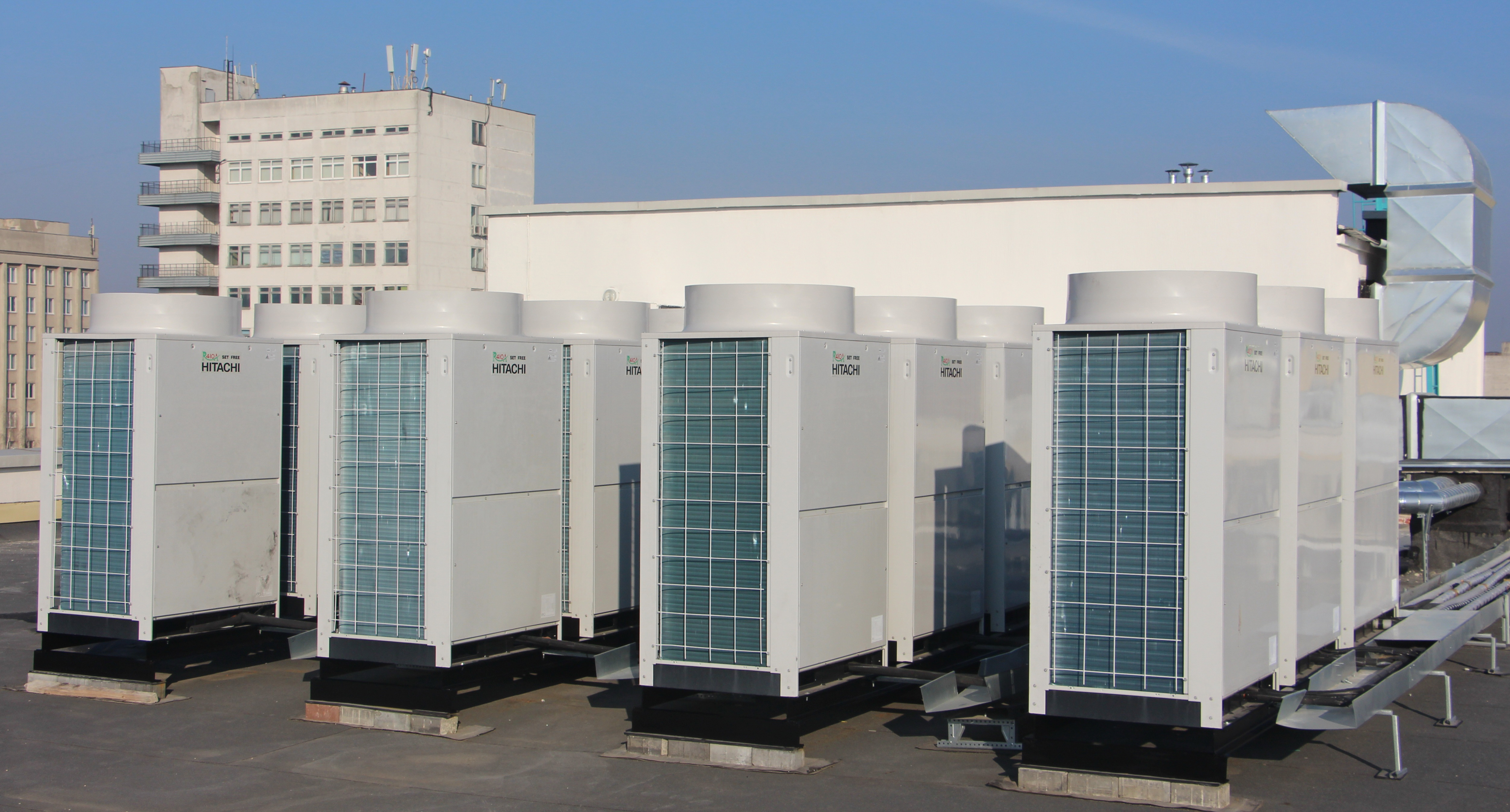 Наружные блоки VRF-систем на кровле бизнес-центра (ул. Платонова, 20Б), в котором, в частности, с комфортом разместилась известная компания Synesis Наружные блоки VRF-систем на кровле бизнес-центра (ул. Платонова, 20Б), в котором, в частности, с комфортом разместилась известная компания Synesis